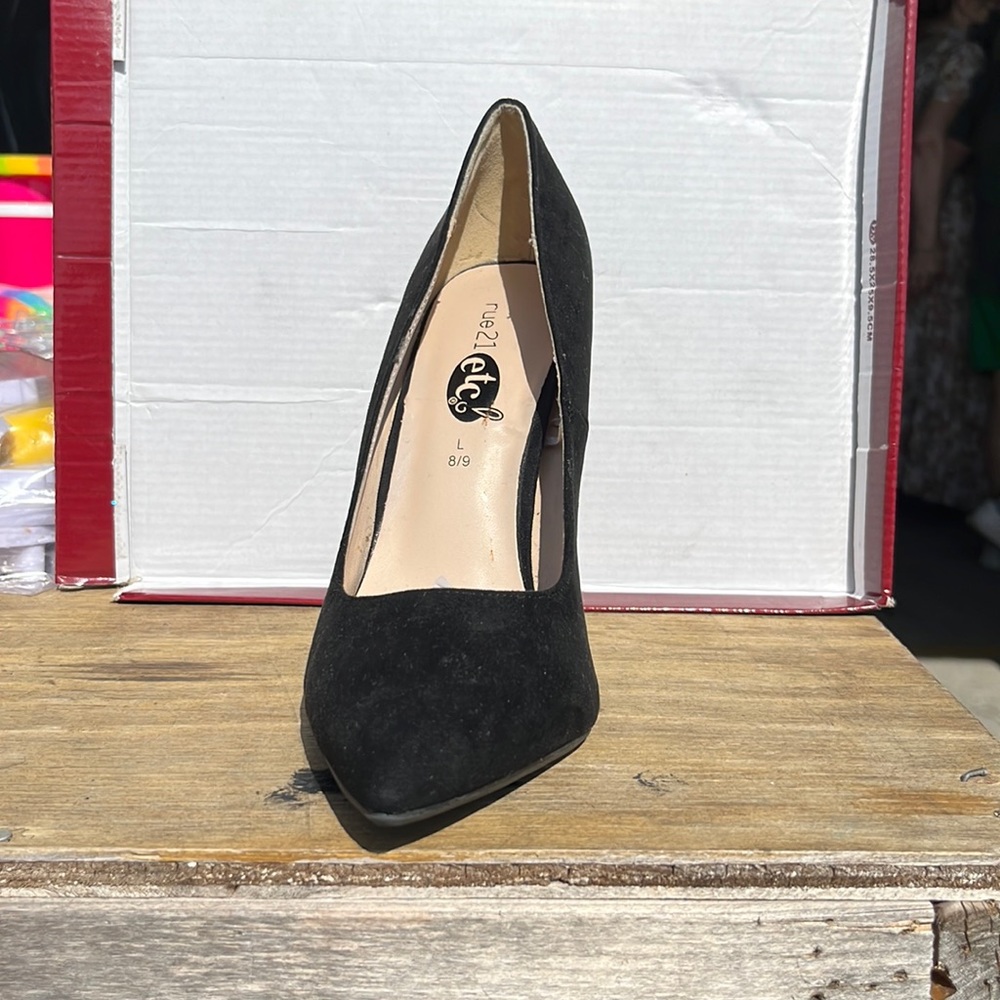 Never been worn black suede heel size 8/9